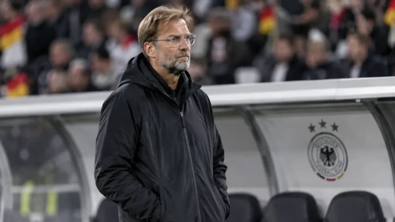 Jürgen Klopp staat na afloop geconcentreerd langs de zijlijn in een Duits stadion.