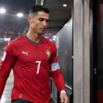 Cristiano Ronaldo in het rode shirt van Portugal terwijl hij richting de spelerstunnel loopt.