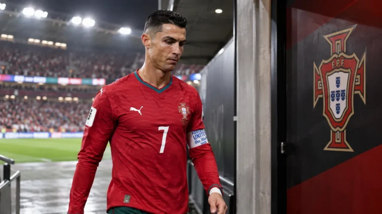 Cristiano Ronaldo in het rode shirt van Portugal terwijl hij richting de spelerstunnel loopt.