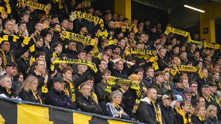Lierse-supporters met geel-zwarte sjaals in de tribune.