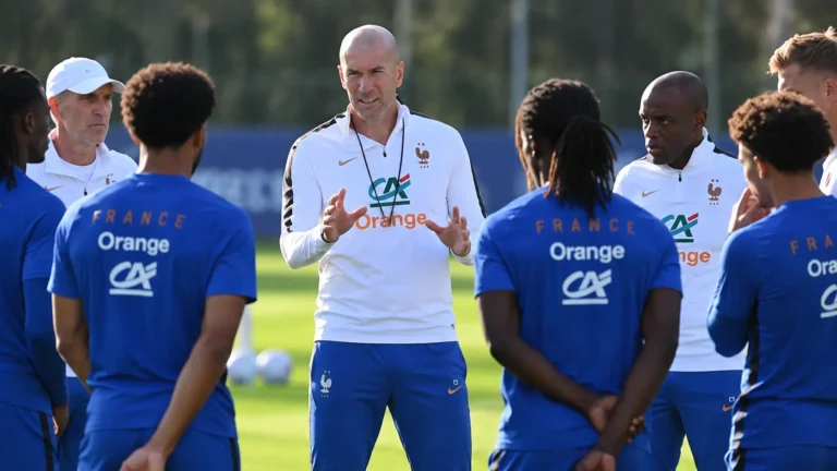 Zinédine Zidane spreekt Franse spelers toe tijdens een training op het grasveld.