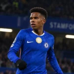 Estêvão in het blauwe shirt van Chelsea op het veld tijdens een avondwedstrijd.