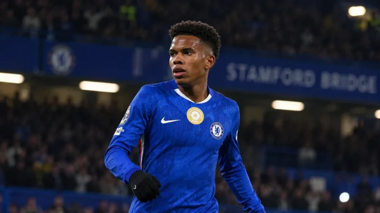 Estêvão in het blauwe shirt van Chelsea op het veld tijdens een avondwedstrijd.