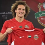 Wout Faes toont het shirt van Shabab Al-Ahli tijdens zijn officiële voorstelling.