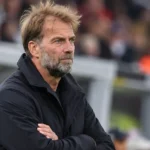 Jürgen Klopp als Duitse bondscoach langs de zijlijn van een stadion.