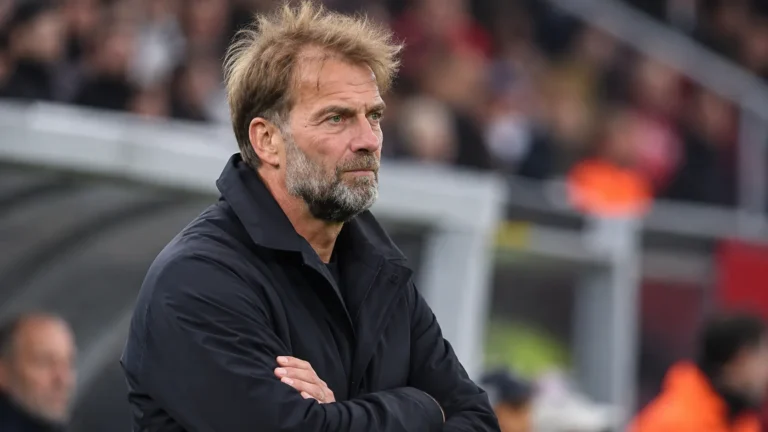 Jürgen Klopp als Duitse bondscoach langs de zijlijn van een stadion.
