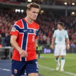 Martin Ødegaard in het tenue van Noorwegen terwijl hij na een wedstrijd van het veld stapt.