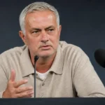 José Mourinho spreekt ernstig tijdens een persconferentie.
