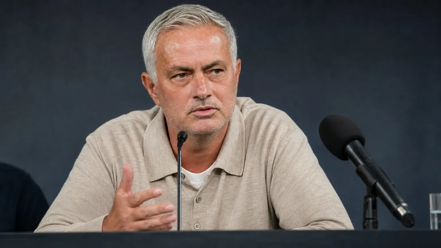 José Mourinho spreekt ernstig tijdens een persconferentie.