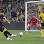 Lionel Messi van Inter Miami zet aan voor een vrije trap langs de zijlijn.