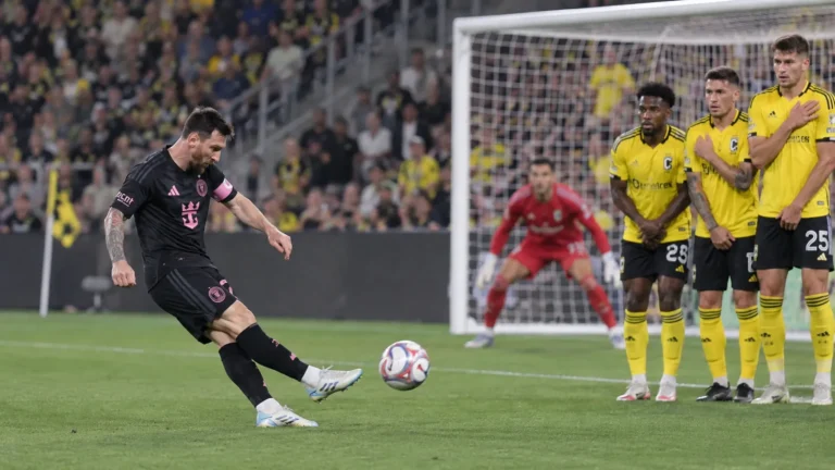 Lionel Messi van Inter Miami zet aan voor een vrije trap langs de zijlijn.