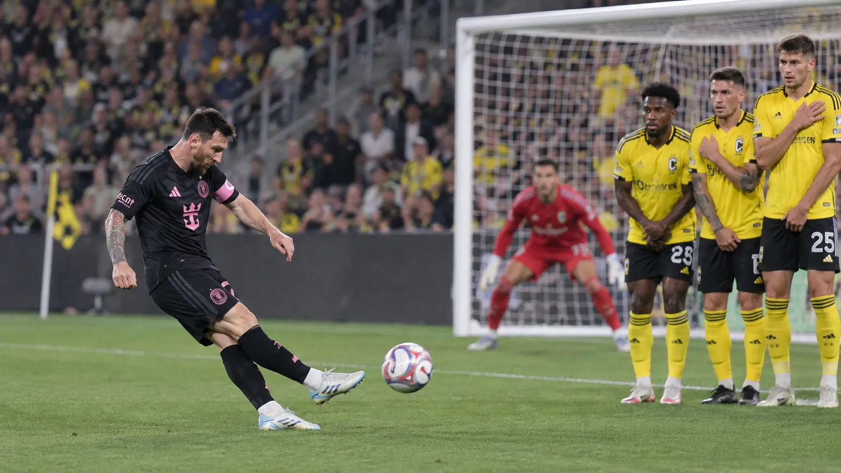 Lionel Messi van Inter Miami zet aan voor een vrije trap langs de zijlijn.