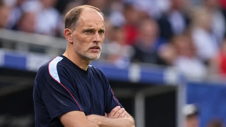 Thomas Tuchel staat geconcentreerd langs de zijlijn van een internationaal stadion.