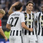 Juventus-spelers vieren samen een moment op het veld.