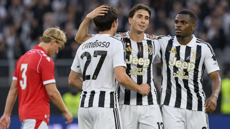 Juventus-spelers vieren samen een moment op het veld.