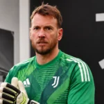 Neto poseert als doelman van Juventus tijdens een officiële clubpresentatie.