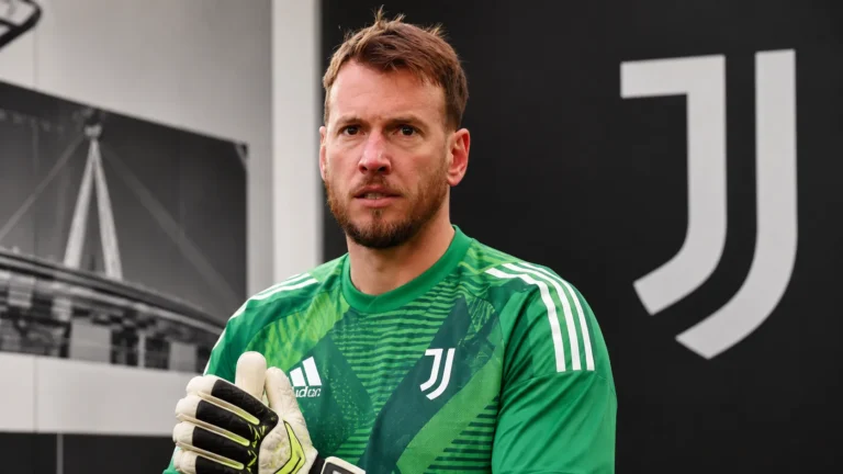 Neto poseert als doelman van Juventus tijdens een officiële clubpresentatie.