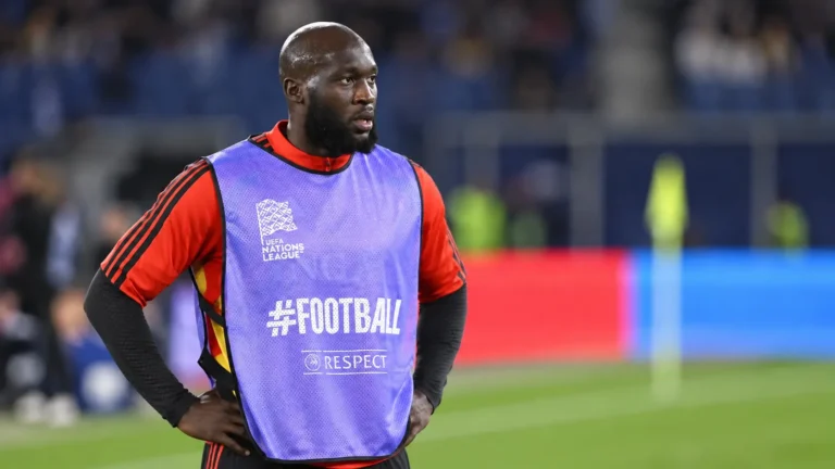 Romelu Lukaku tijdens een opwarming in een stadion met een paarse UEFA Nations League-bib.