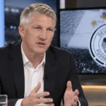 Bastian Schweinsteiger analyseert een Duitse interland in een televisiestudio.