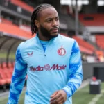 Raheem Sterling in een lichtblauwe Feyenoord-trainingstop aan de rand van het stadion.