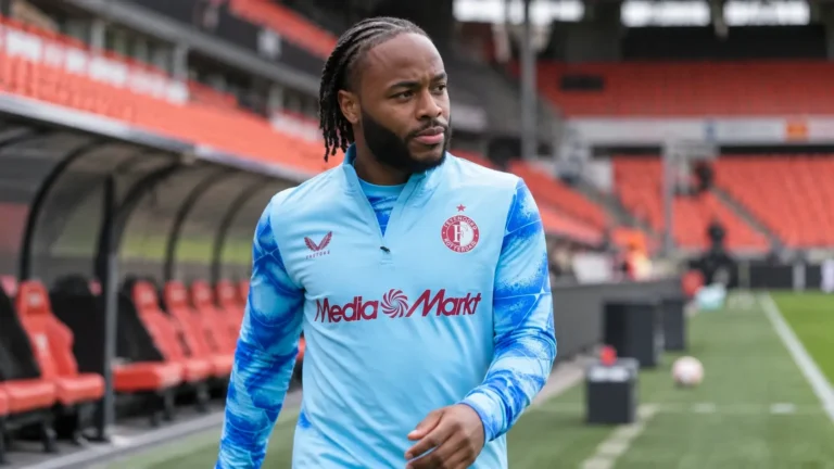 Raheem Sterling in een lichtblauwe Feyenoord-trainingstop aan de rand van het stadion.