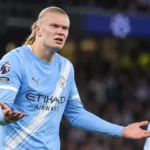 Erling Haaland in het lichtblauwe wedstrijdshirt van Manchester City tijdens een match.