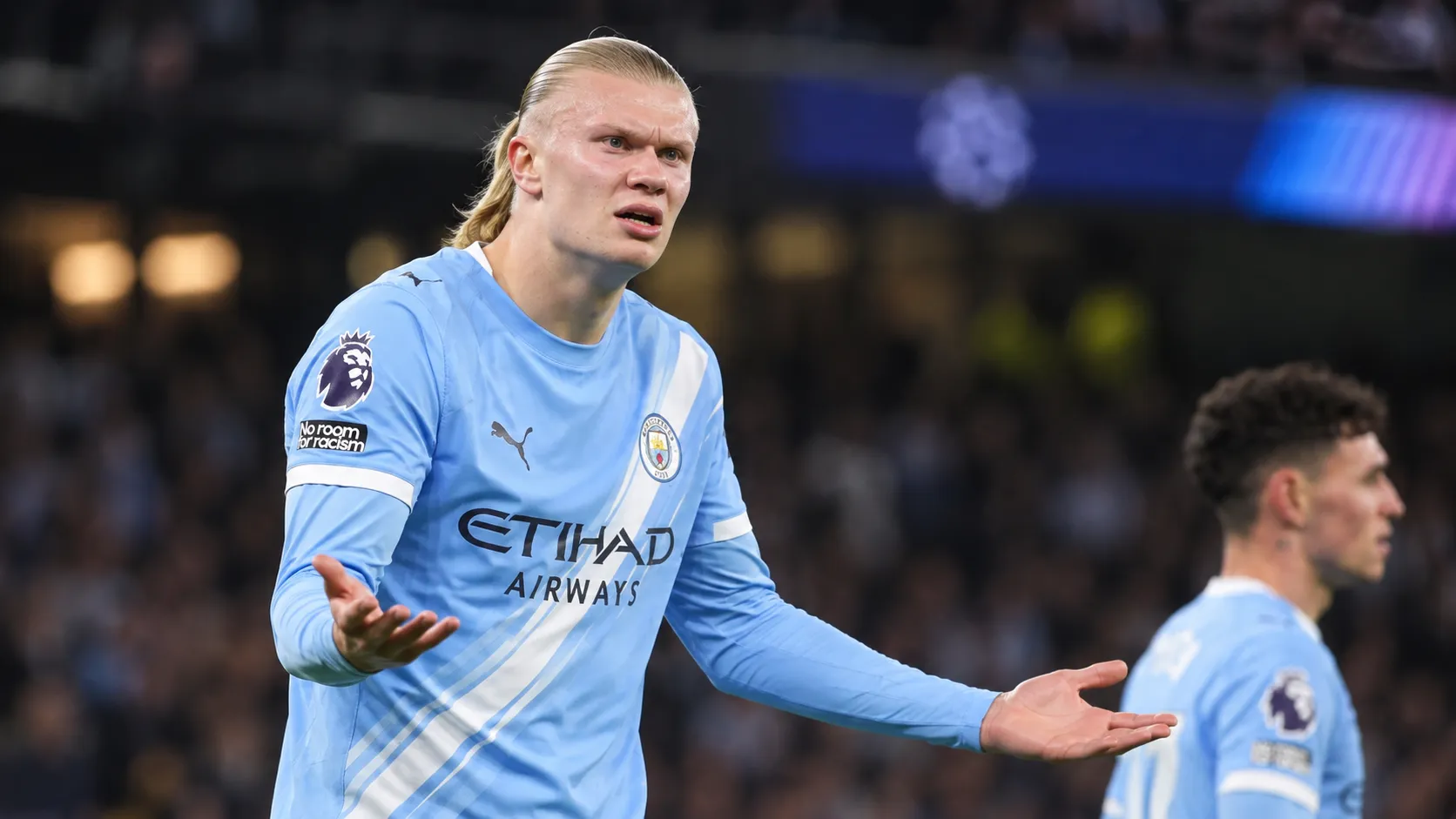 Erling Haaland in het lichtblauwe wedstrijdshirt van Manchester City tijdens een match.