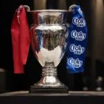 De Croky Cup-trofee met rode en blauwe linten op een podium.