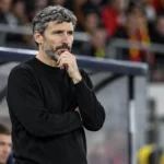 Mark van Bommel in zwarte trui langs de zijlijn bij een interland van België.