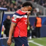 Ethan Mbappé in Lille-tenue terwijl hij het veld verlaat.