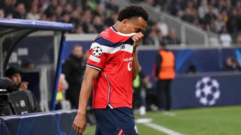 Ethan Mbappé in Lille-tenue terwijl hij het veld verlaat.