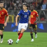 Belgische en Franse spelers tijdens een wedstrijdmoment op het veld.