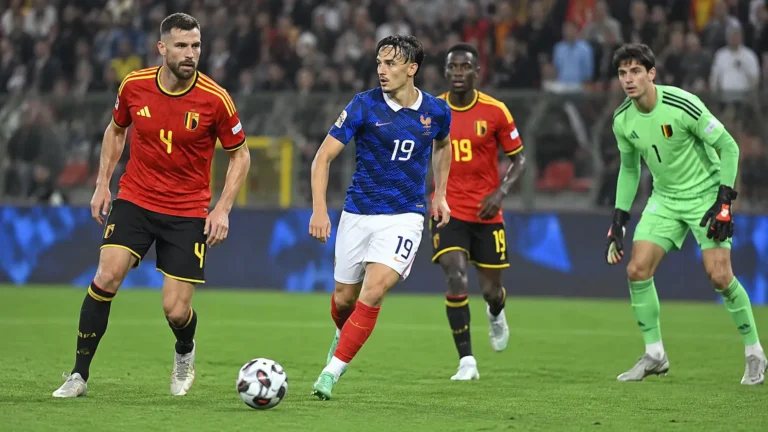 Belgische en Franse spelers tijdens een wedstrijdmoment op het veld.