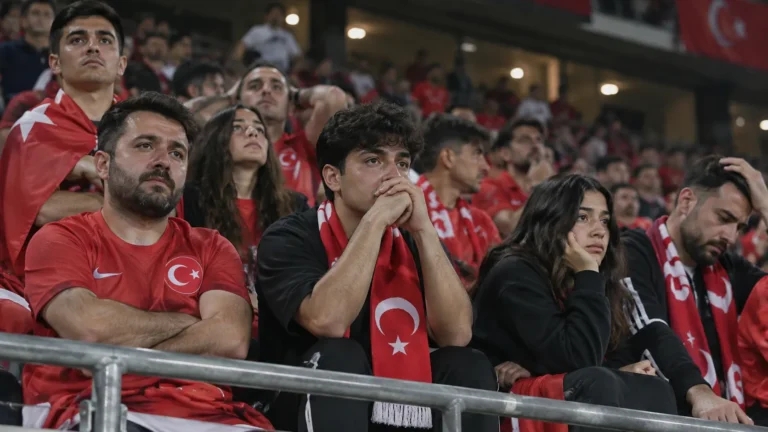 Teleurgestelde Turkse supporters op de tribune met een Turkse sjaal.