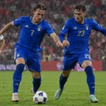 Twee Italiaanse spelers in blauw tijdens een Nations League-wedstrijd.