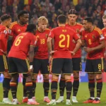 Belgische internationals groeperen zich op het veld tijdens een interland.