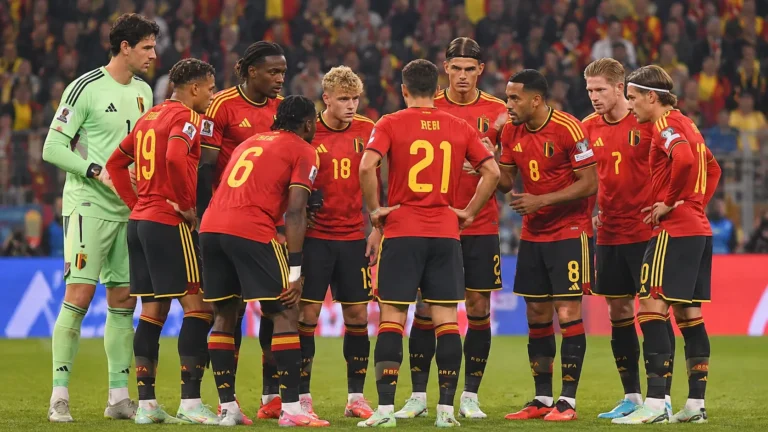 Belgische internationals groeperen zich op het veld tijdens een interland.