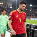 Brandon Mechele wandelt na een interland over het veld in het tenue van België.