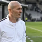 Zinedine Zidane in een technische zone van een voetbalstadion na de wedstrijd.
