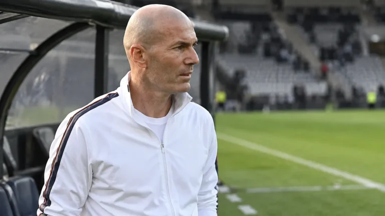 Zinedine Zidane in een technische zone van een voetbalstadion na de wedstrijd.
