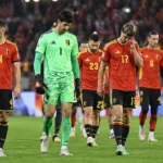 Belgische internationals wandelen teleurgesteld van het veld na een interland.