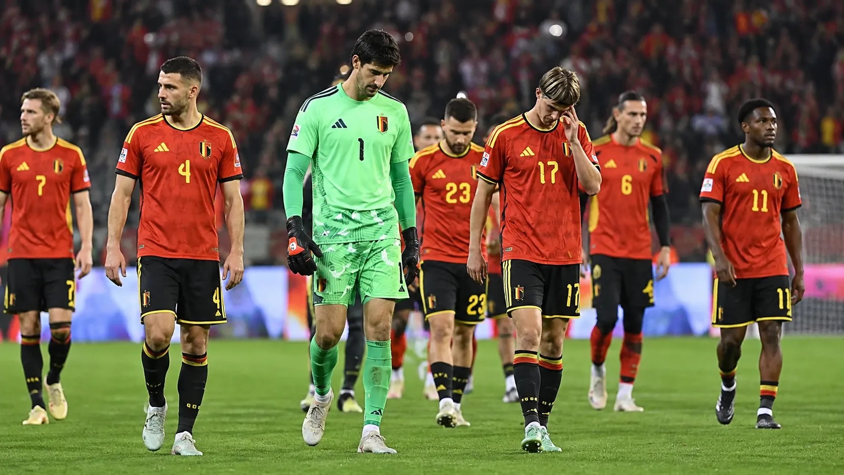 Belgische internationals wandelen teleurgesteld van het veld na een interland.
