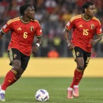 Twee Belgische internationals in rode wedstrijdshirts tijdens een interland.