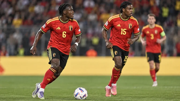 Twee Belgische internationals in rode wedstrijdshirts tijdens een interland.