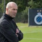 Zinédine Zidane observeert een jeugdtraining tijdens zijn stage bij Club Brugge.