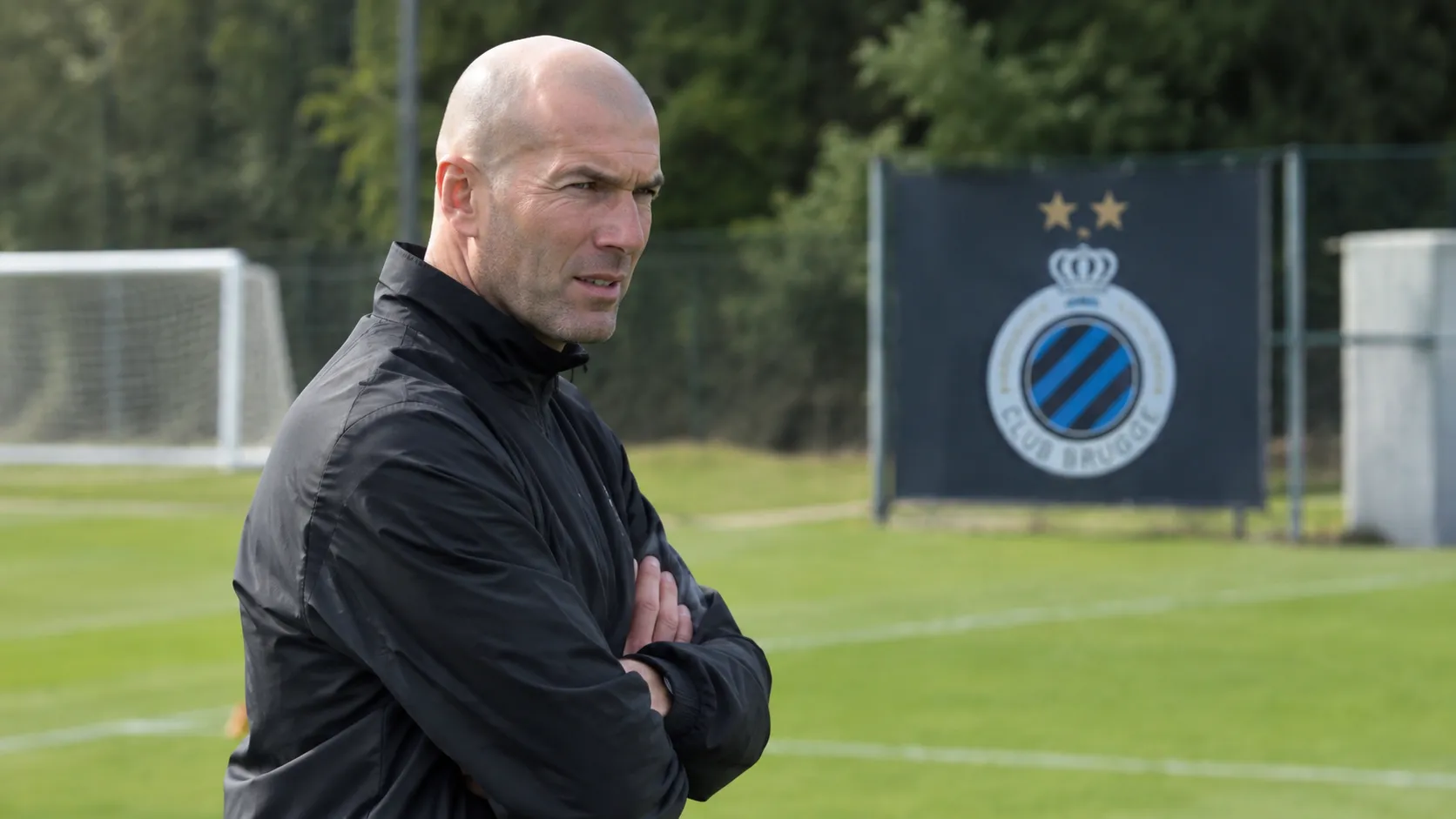 Zinédine Zidane observeert een jeugdtraining tijdens zijn stage bij Club Brugge.