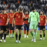 Een groep Belgische internationals wandelt na de wedstrijd over het veld.