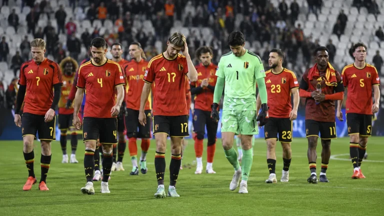Een groep Belgische internationals wandelt na de wedstrijd over het veld.