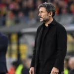 Mark van Bommel staat rustig langs de zijlijn tijdens een interland van België.