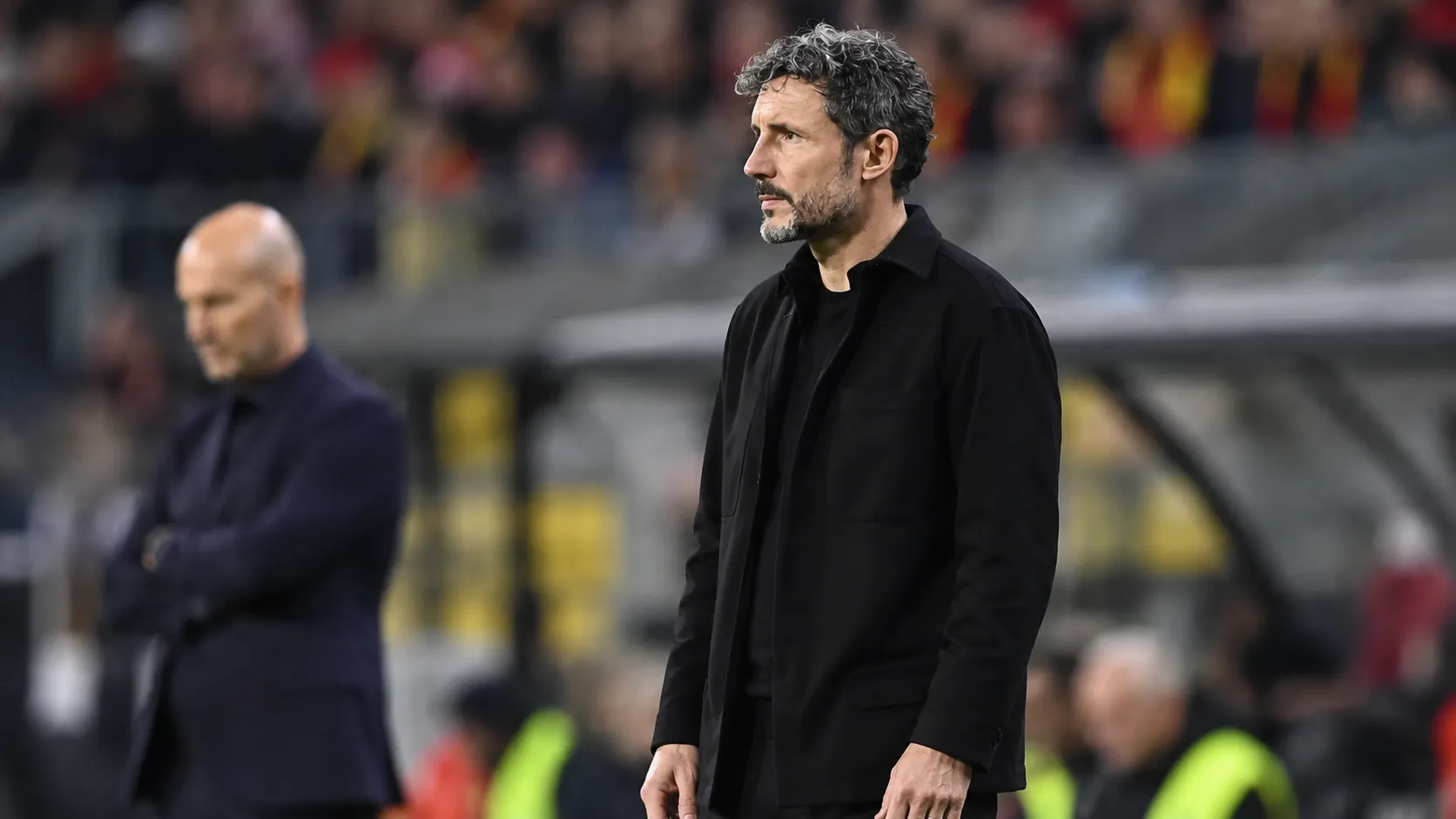 Mark van Bommel staat rustig langs de zijlijn tijdens een interland van Belgiƫ.